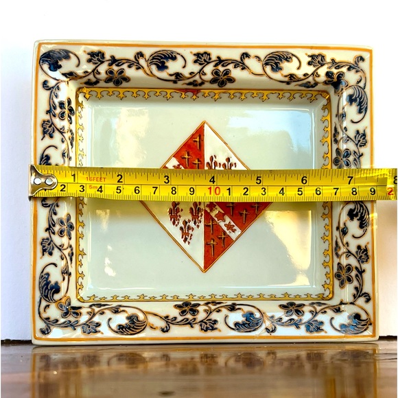 Tozai Gilt-Decorated Handpainted Decorative Porcelain Heraldic Tray. Small Crack - Picture 4 of 7
